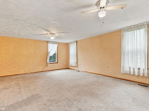 5th image of 2545 Garth Ave