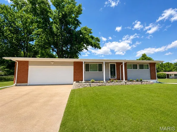 1939 Green Valley Dr, Saint Louis, MO 63136