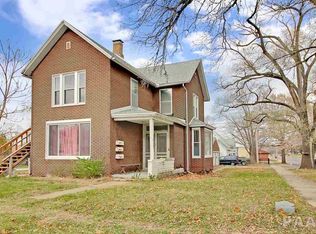 1027 Caroline St, Pekin, IL 61554