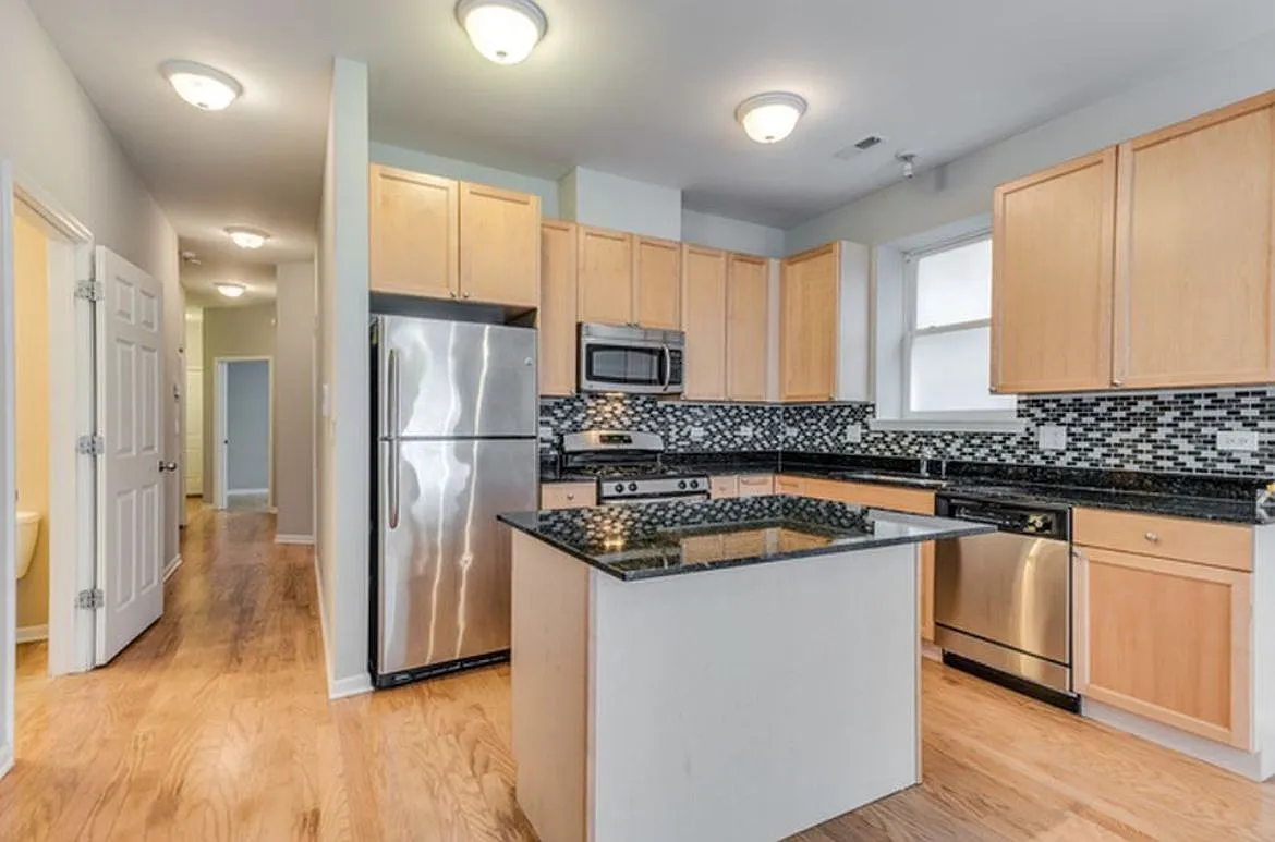 Building Photo - 6617 S Ingleside Ave #1S