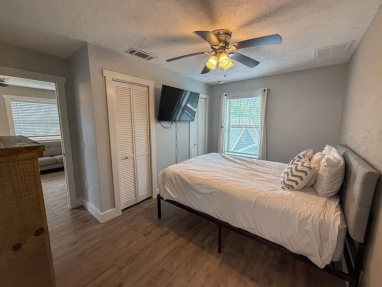 517 W Wright St — Photo 30