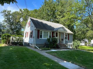 8 Wood Ave, North Andover, MA 01845