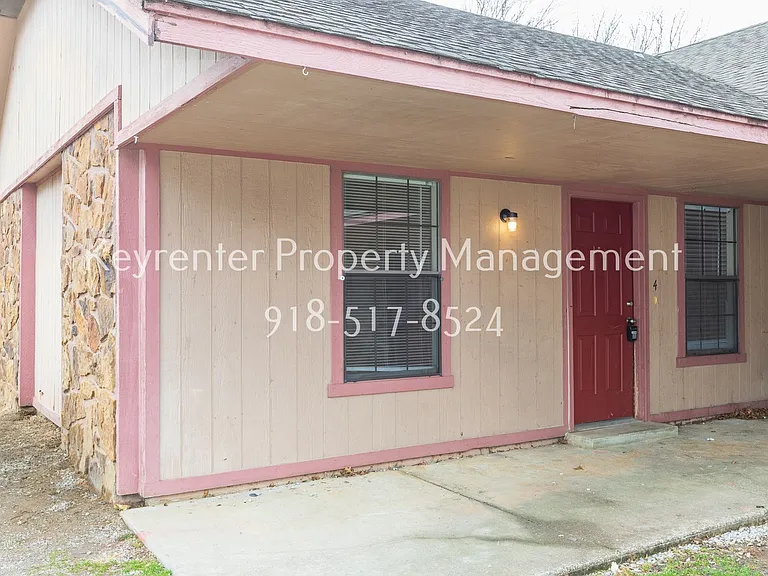 W Lillian St Fourplex — Photo 27