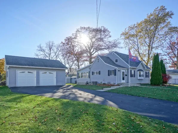2407 East Whittaker AVENUE, Saint Francis, WI 53235