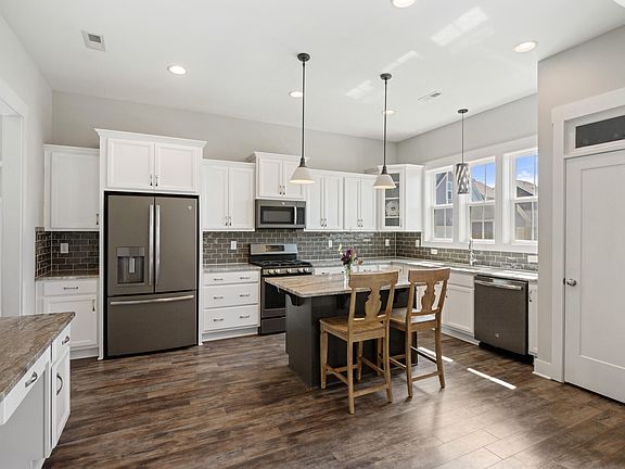 5th image of 233 Salt Cedar Ln
