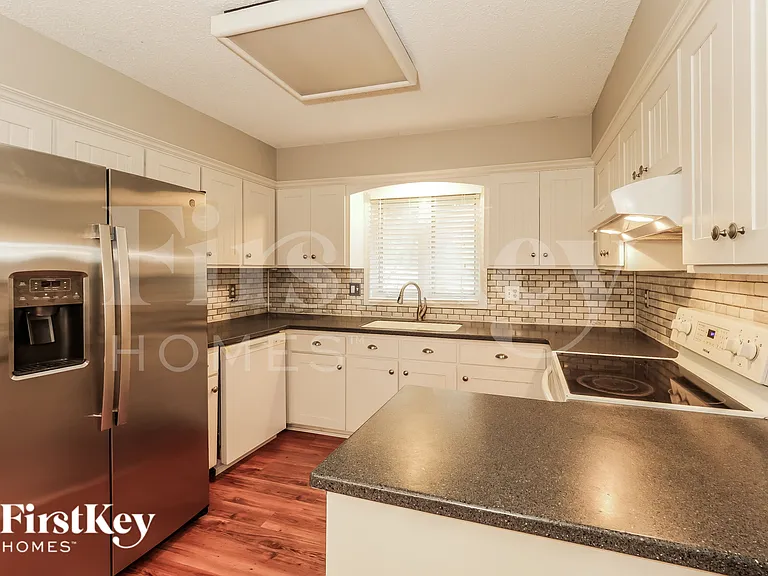 804 NE Karapat Dr — Photo 6