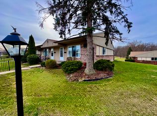 25225 Potomac Dr #8, South Lyon, MI 48178