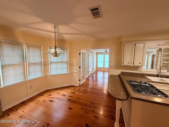 5th image of 100 Coachmans Rd