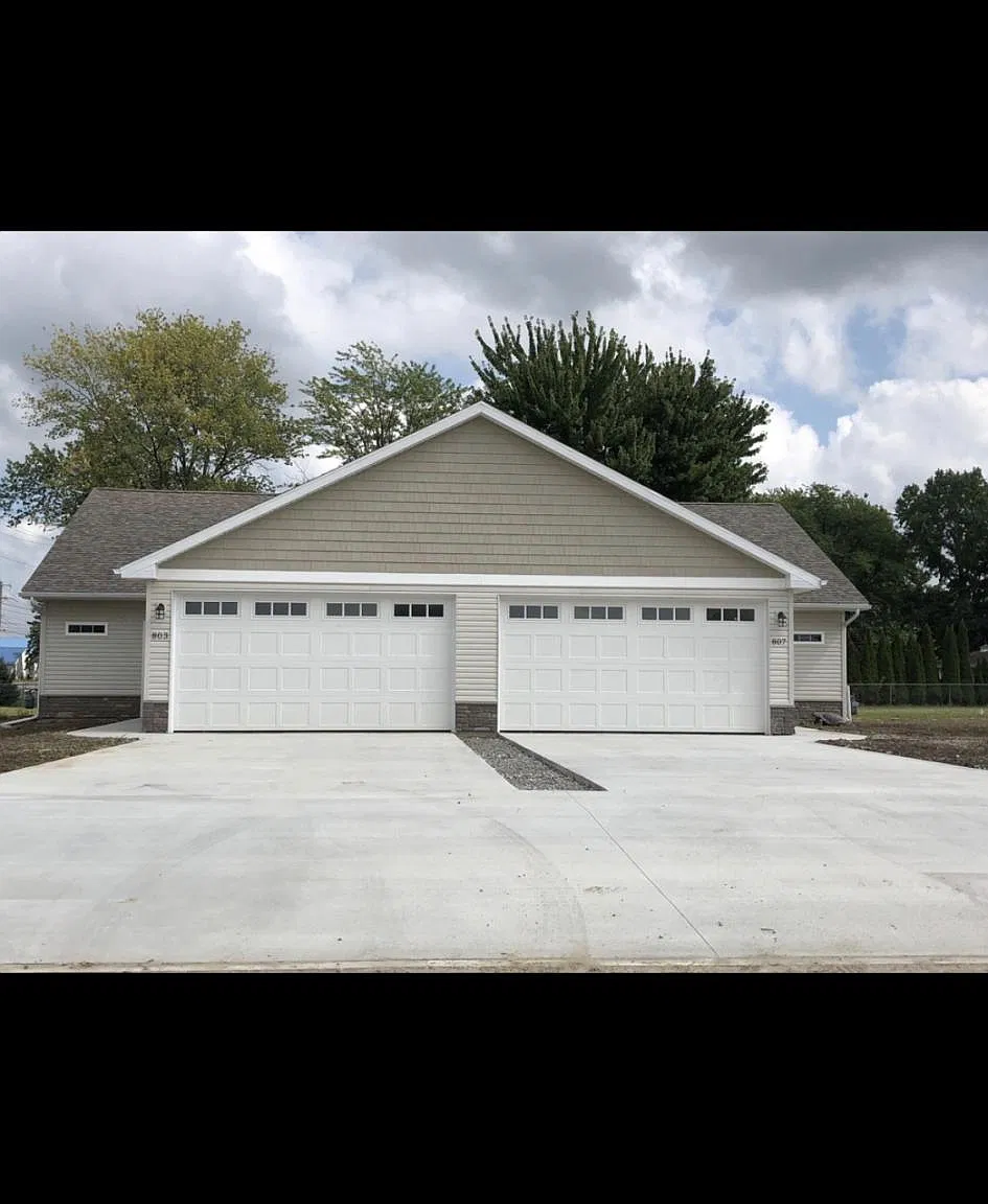 839 Peachtree Ct — Photo 1
