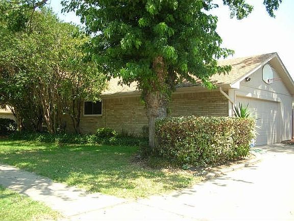 3rd image of 2325 Royal Oaks Cir