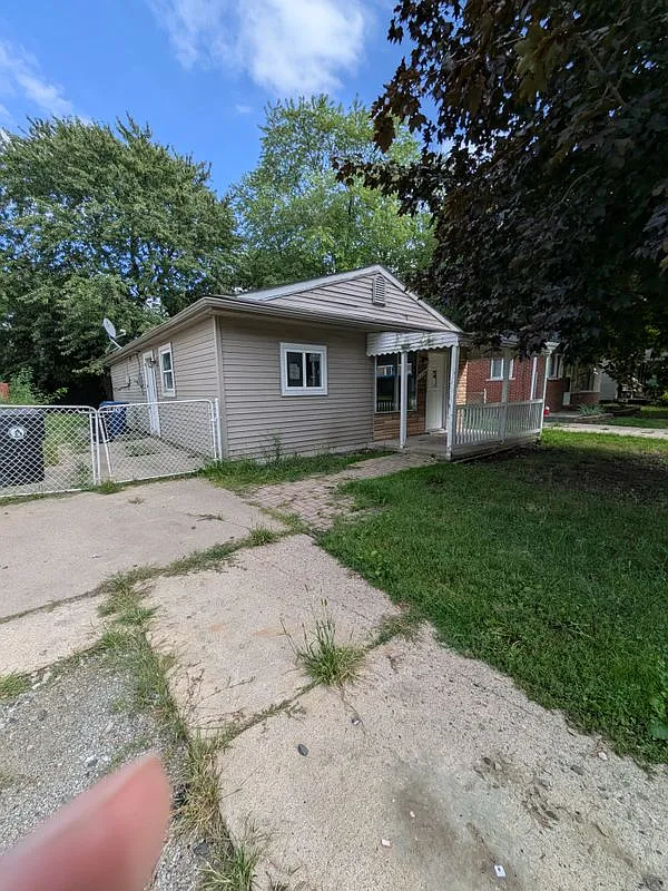 3 bed, 1.0 bath, 912 sqft, $1,400 — Photo 1