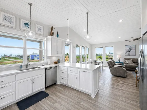 210 Corpus Christi St, Crystal Beach, TX 77650