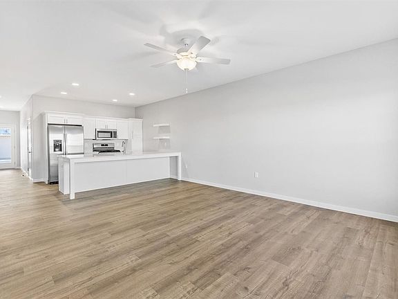 3rd image of 616 Catherine Dr