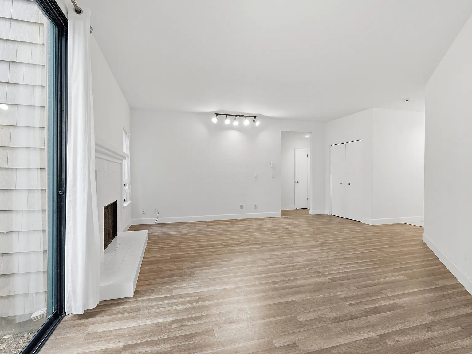 2 bed, 1240 sqft, $4,395 — Photo 4