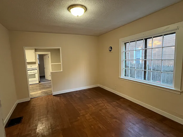 747-749 Alpine Ave NW — Photo 2