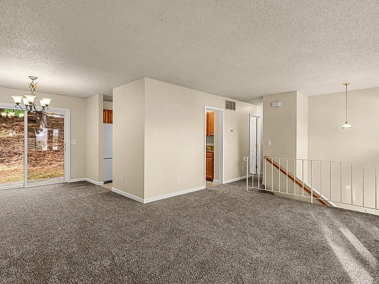 3 bed, 1.5 bath, 1386 sqft, $2,300 — Photo 4