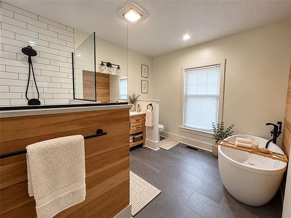 4th image of 317 SE Grand Ave