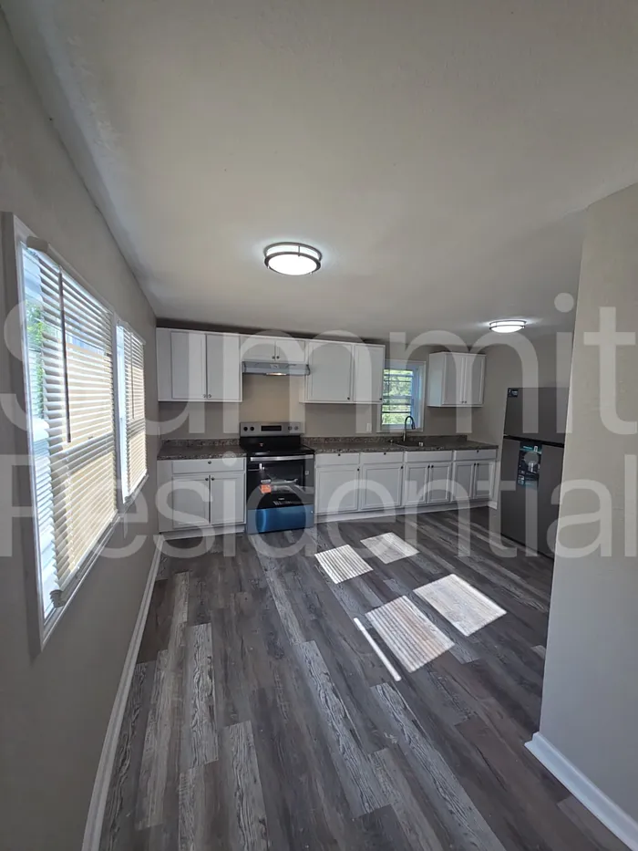 2 bed, 1.0 bath, 894 sqft, $1,395 — Photo 2