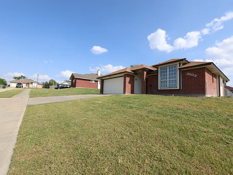 2502 Eastwood Dr — Photo 3
