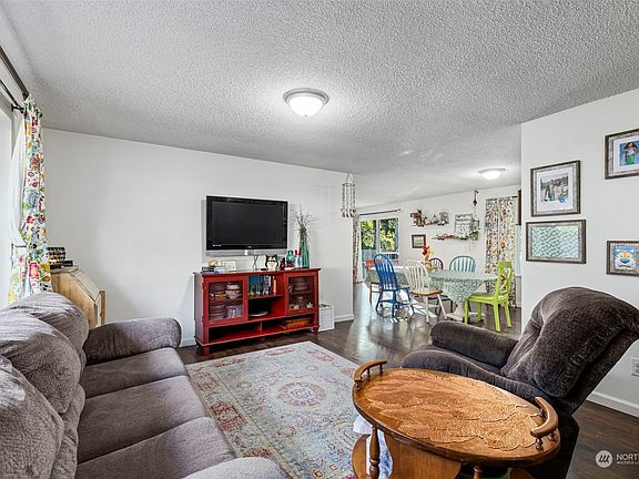 3rd image of 3860 Celeste Court SE