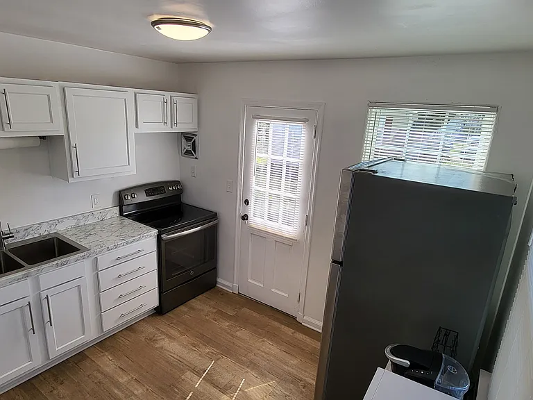 1517 Roanoke Ave — Photo 7