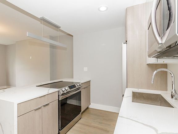 3rd image of 1421 N Dearborn St APT 402