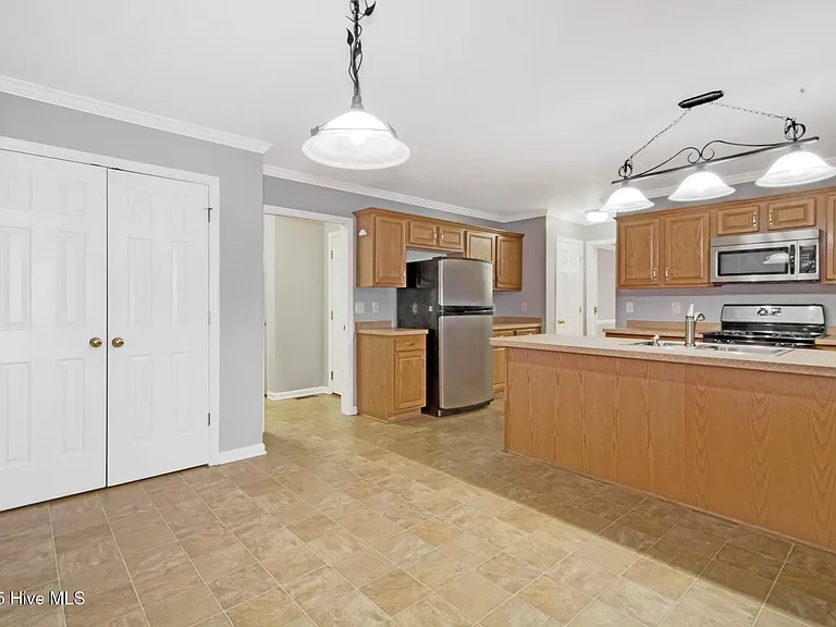 102 Huntington Ct — Photo 12