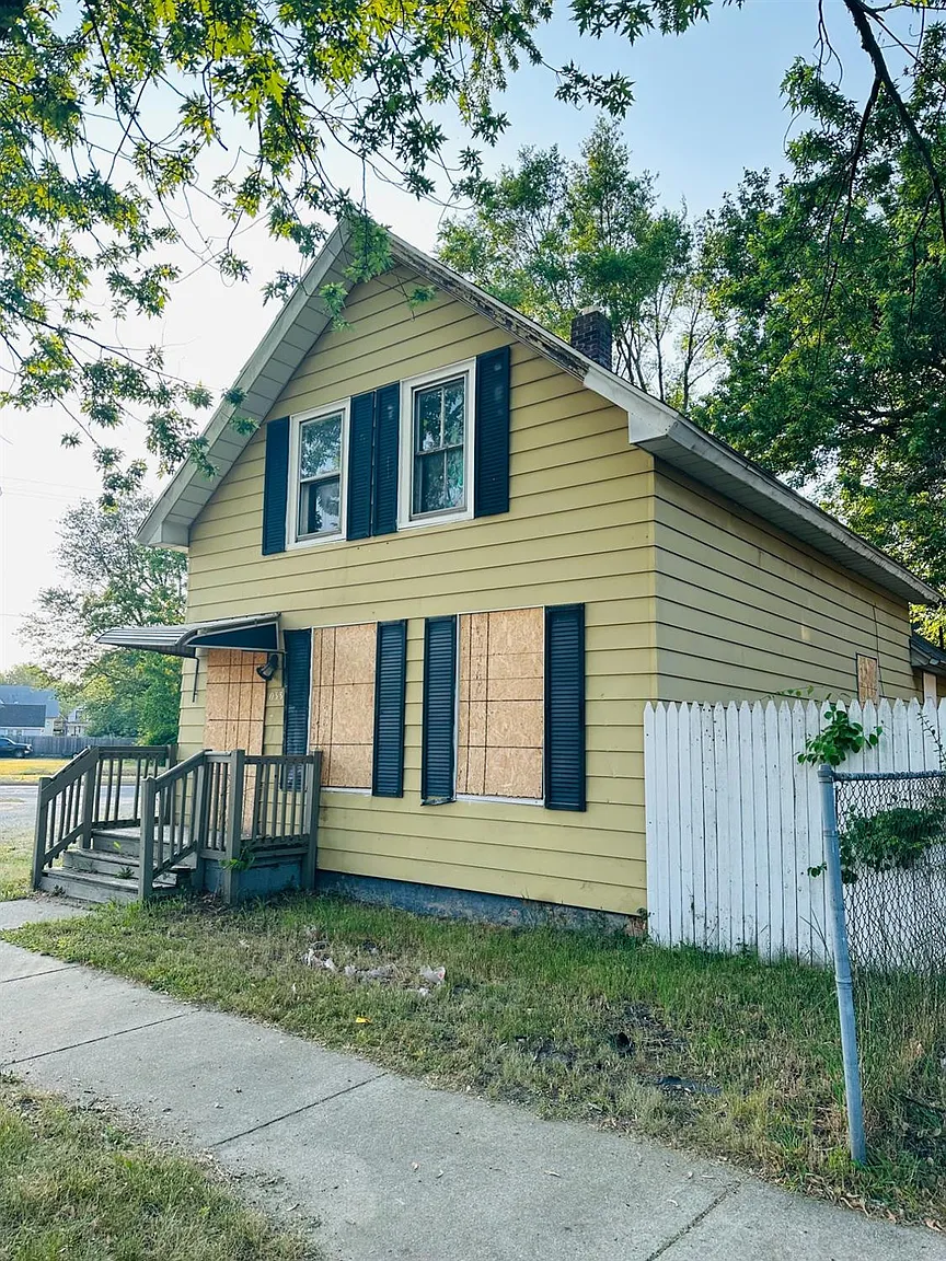 1033 W 8th St photo 1