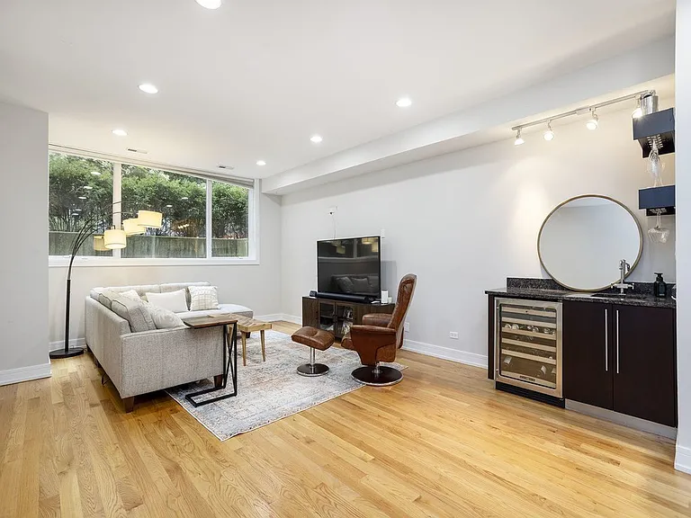 821 W Roscoe St #1 — Photo 119