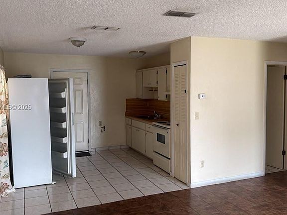4th image of 421 Las Palmas Cir #0