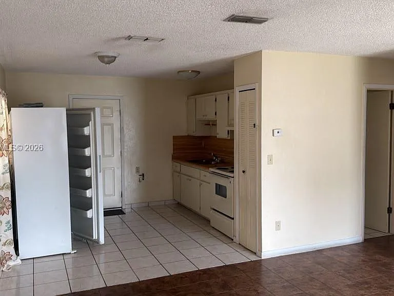 421 Las Palmas Cir #0 — Photo 4