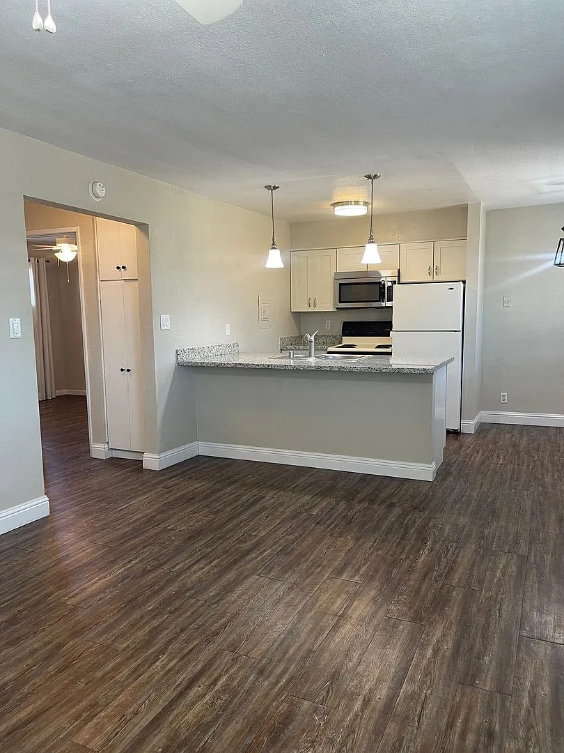 590-596 Iris Drive — Photo 1