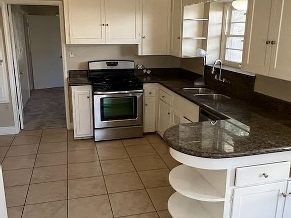 kitchen with connecting breakfast nook room