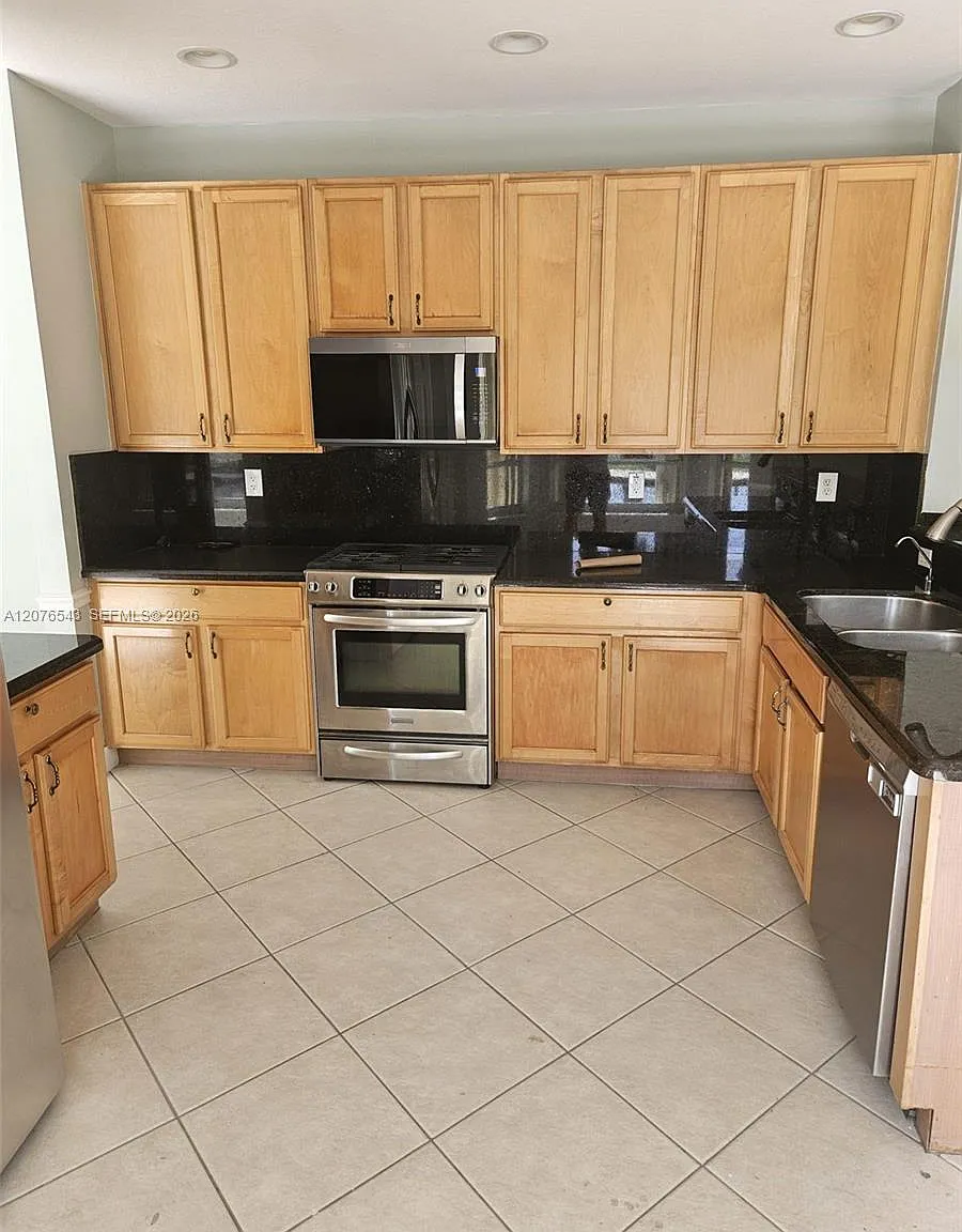 5 bed, 2666 sqft, $5,400 — Photo 3