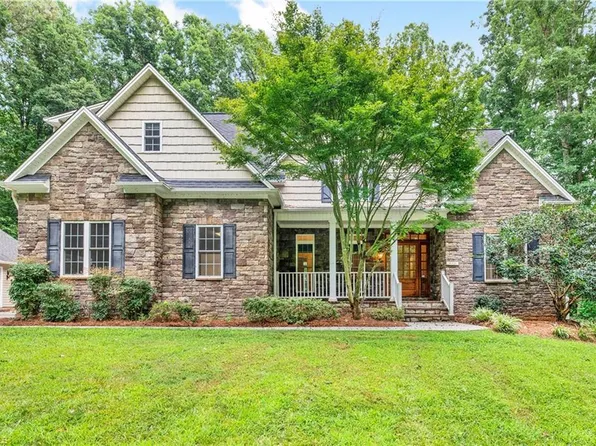 369 Bridle Ln, Advance, NC 27006