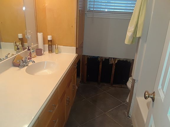 3rd image of 3814 Gardendale Dr