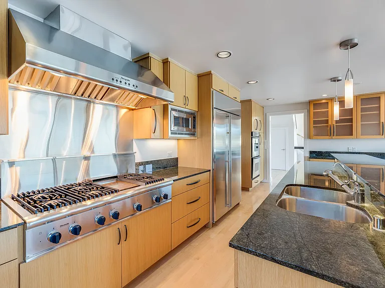 363 E Strawberry Dr — Photo 7