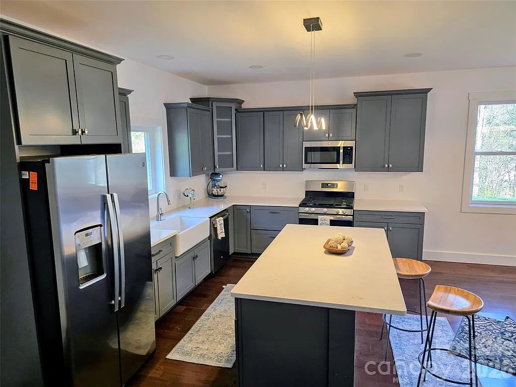 3 bed, 2.5 bath, 2076 sqft, $2,600 — Photo 3