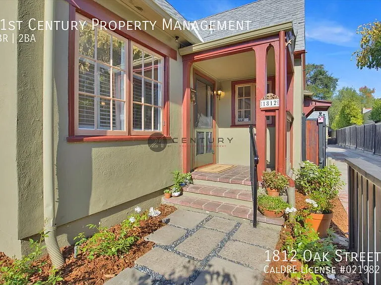 1812 Oak St — Photo 3