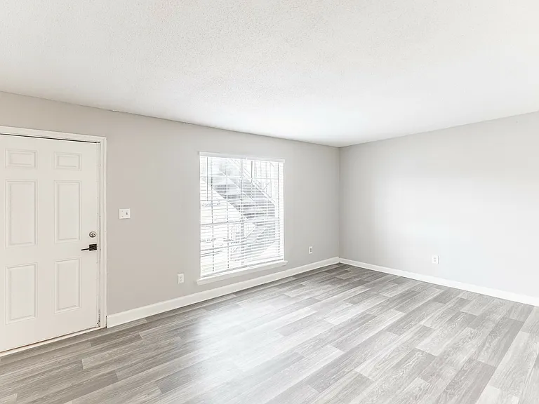 Raintree Village Apartments — Photo 6