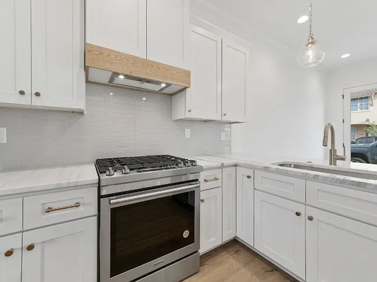 115 Gaunt Ln #605 — Photo 3