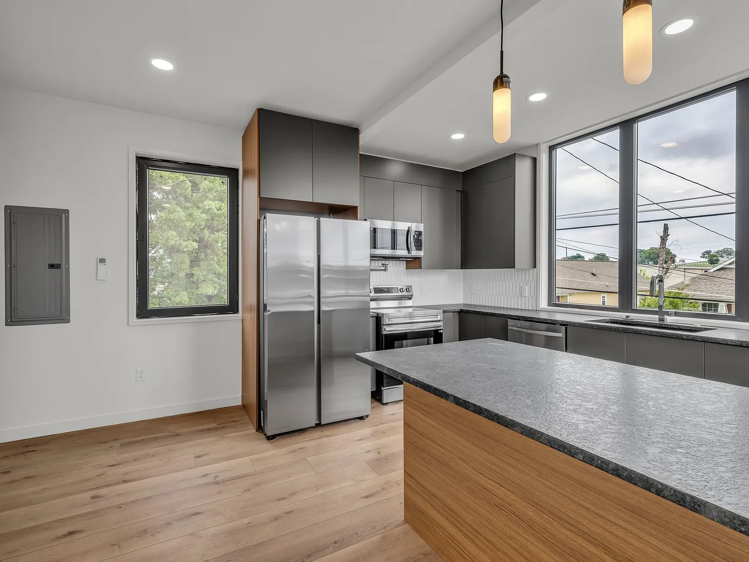 1 bed, 1.5 bath, 1200 sqft, $1,600 — Photo 3
