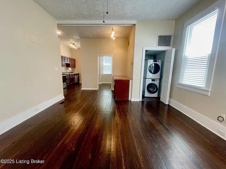 813 Swan St — Photo 3