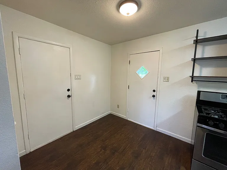 4749 Laverda Dr — Photo 21