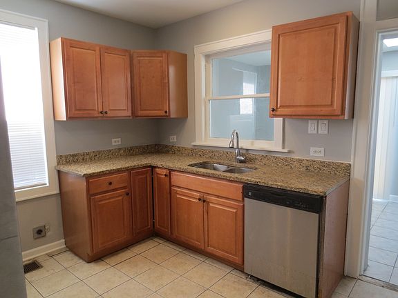 4th image of 2948 N Melvina Ave