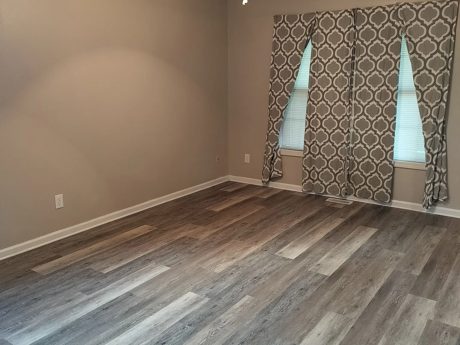 2 bed, 1.0 bath, 800 sqft, $1,100 — Photo 2