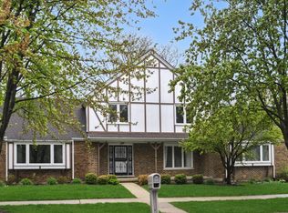 23 Westmoreland Ln, Naperville, IL 60540