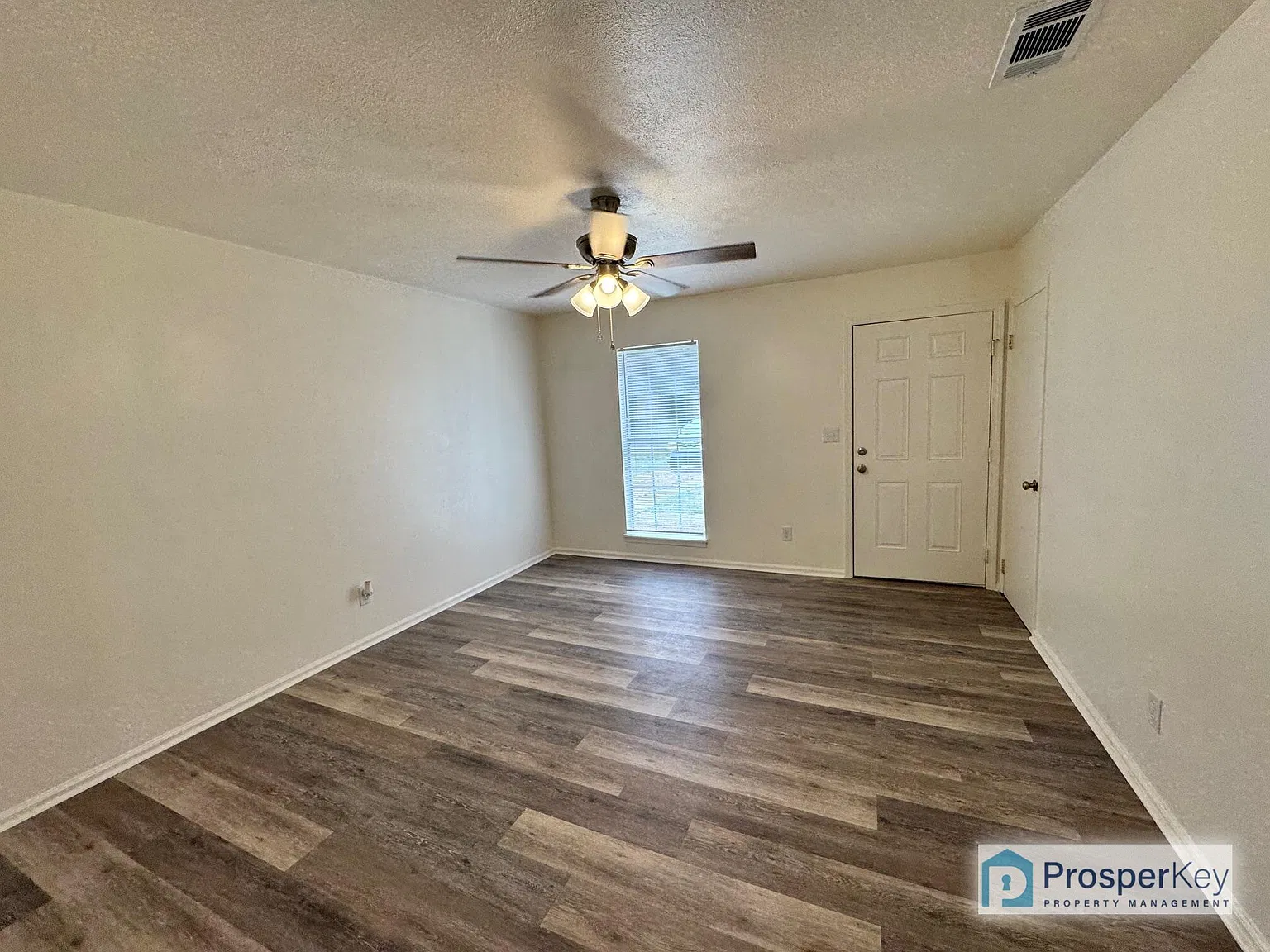 3660 Stratford Dr — Photo 2