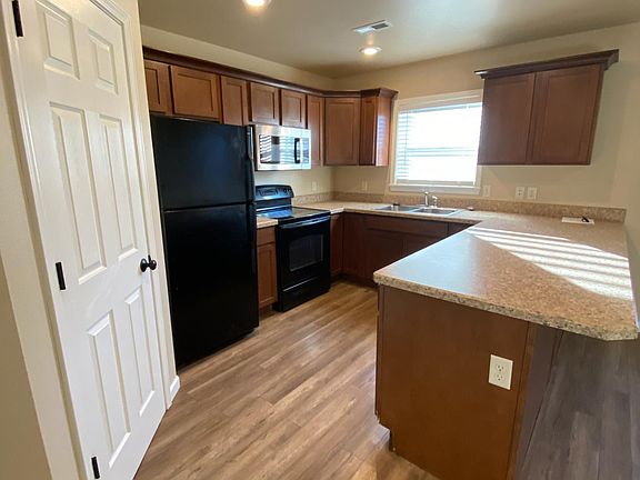3rd image of 842 Avenue E