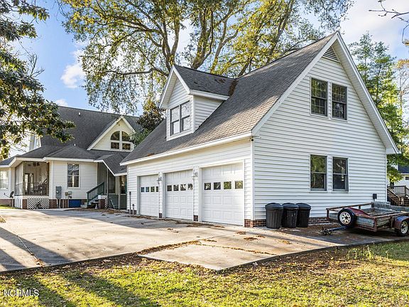 3rd image of 323 Winding Woods Way